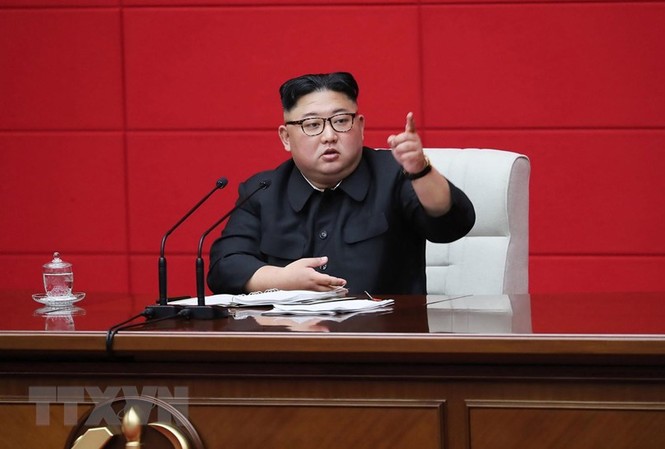 Chủ tịch Triều Tiên Kim Jong-un thăng chức cho nhiều sỹ quan quân đội Nhà lãnh đạo Triều Tiên Kim Jong-un phát biểu trong phiên họp toàn thể lần thứ 4 Ủy ban Trung ương Đảng Lao động Triều Tiên tại Bình Nhưỡng ngày 10/4/2019. (Ảnh: AFP/TTXVN)