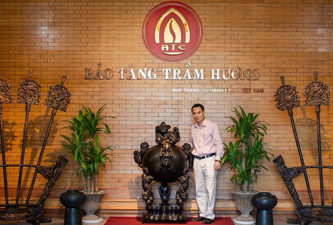 Người phụng sự trầm hương và tâm nguyện với Tháp Bà Ponagar Người phụng sự trầm hương và tâm nguyện với Tháp Bà Ponagar