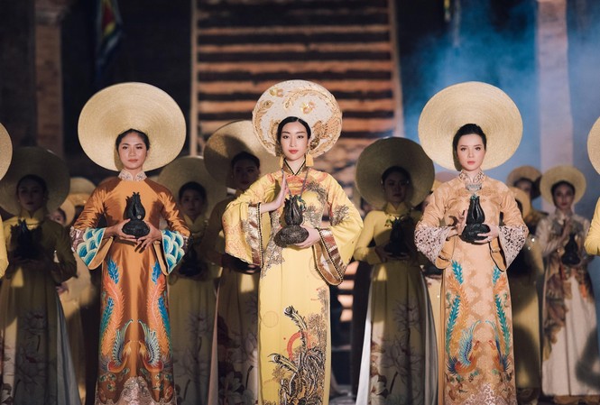 Từ lễ dâng trầm đầu tiên ở Việt Nam, nghĩ về ngành kinh tế trầm hương Hoa hậu Đỗ Mỹ Linh - Đại sứ trầm hương làm lễ dâng trầm ở tháp bà Ponagar (một cảnh sẽ được chiếu trong clip trong chương trình đêm 30/4)