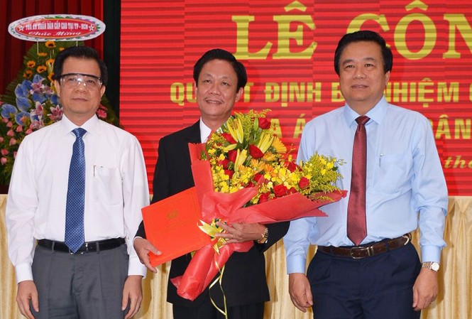 Chánh án Tòa án Nhân dân tối cao bổ nhiệm nhân sự mới Phó Chánh án Tòa án nhân dân tối cao Nguyễn Trí Tuệ trao quyết định và chúc mừng đồng chí Lê Thái Hưng.