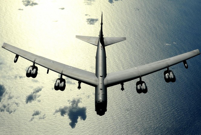 Báo Mỹ nói về sự hiện diện của ‘pháo đài bay’ B-52 gần căn cứ tàu ngầm Nga Ảnh: US Navy