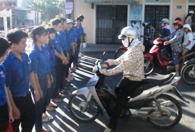 Huế: Tình nguyện viên lập hàng rào giao thông hỗ trợ thí sinh “Hàng rào” tình nguyện do ĐVTN thành phố Huế lập nên, giúp điểu tiết giao thông, bảo đảm cho thí sinh đến điểm thi đúng giờ. Ảnh: Kim Hương