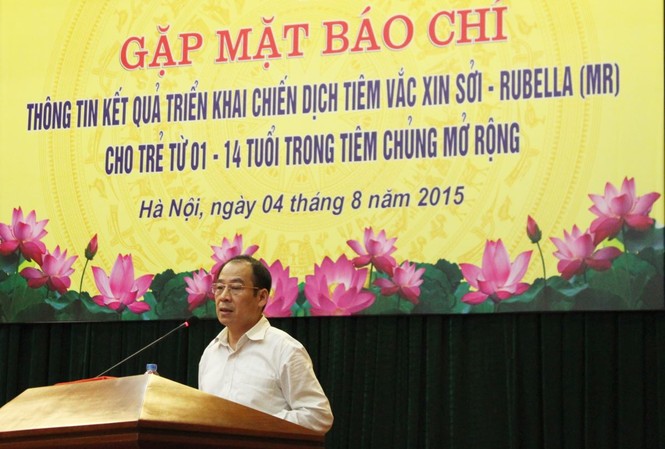 Nước cất ống nhựa hỗ trợ tích cực tiêm an toàn PGS.TS. Trần Đắc Phu, Cục trưởng Cục Y tế Dự phòng tại buổi họp báo