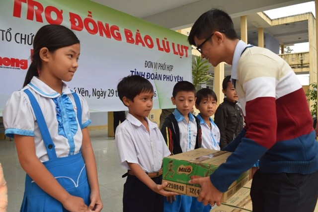 Trao 1.000 suất quà cho các em học sinh vùng lũ Đại diện Cty Nestlé trao quà cho các em học sinh ở trường TH Võ Thị Sáu, xã Hòa Thành.