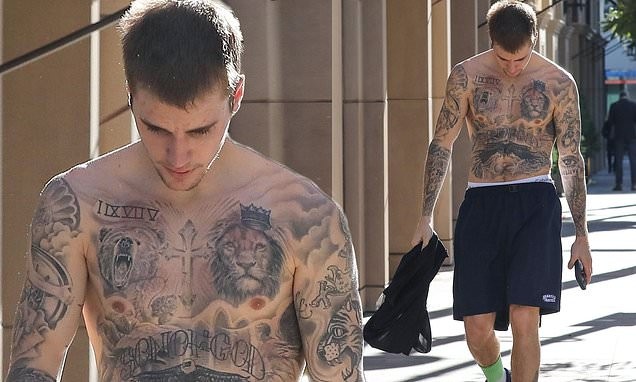Justin Bieber bán nude, khoe body ngập hình xăm trên đường phố Justin Bieber bán nude, khoe body ngập hình xăm trên đường phố