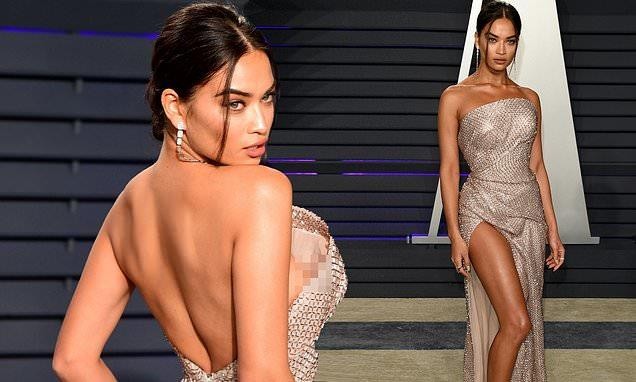 Siêu mẫu Shanina Shaik vướng sự cố lộ ngực tại tiệc hậu Oscar Siêu mẫu Shanina Shaik vướng sự cố lộ ngực tại tiệc hậu Oscar