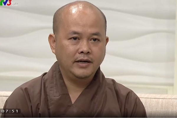 Người còn sống thử đi 'gọi vong' chính mình, thầy vẫn gọi được... như thường Đại đức Thích Bản Hoan trong chương trình Cà phê sáng hôm 23/3. Ảnh chụp màn hình