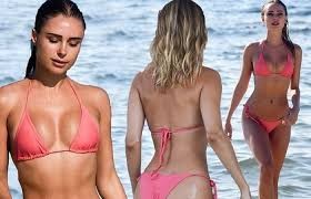 Mỹ nhân áo tắm Anh quốc phô đường cong thể hình 'cực phẩm' với bikini bé xíu Mỹ nhân áo tắm Anh quốc phô đường cong thể hình 'cực phẩm' với bikini bé xíu
