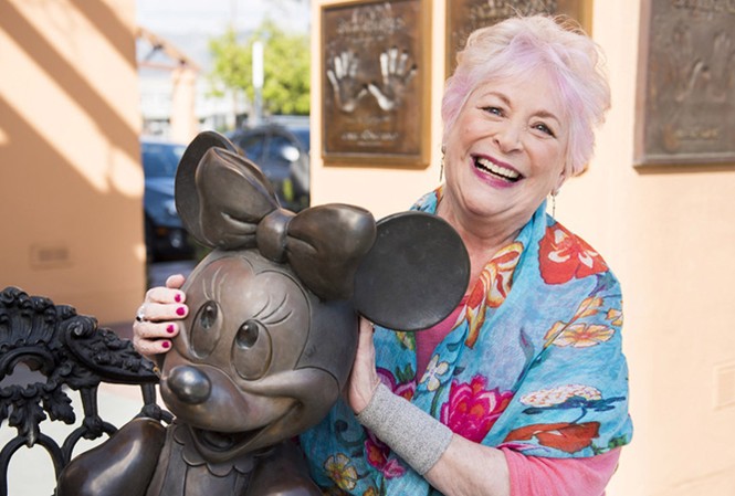 Nghệ sĩ lồng tiếng chuột Minnie qua đời Russi Taylor và mô hình chuột Minnie. Ảnh: Walt Disney Studios.