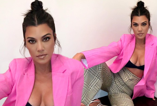 Kourtney Kardashian phanh áo khoe ngực đầy gợi cảm ở tuổi 40 Kourtney Kardashian phanh áo khoe ngực đầy gợi cảm ở tuổi 40