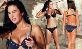 Đường cong 'bỏng rẫy' của nữ giám khảo X-Factor với bikini Đường cong 'bỏng rẫy' của nữ giám khảo X-Factor với bikini