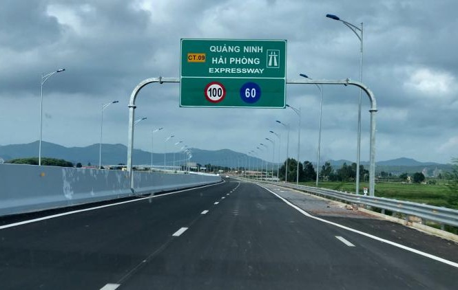 Ô tô di chuyển trên cao tốc Hạ Long - Hải Phòng liên tục bị ném đá Cao tốc Hạ Long - Hải Phòng liên tục bị ném đá.