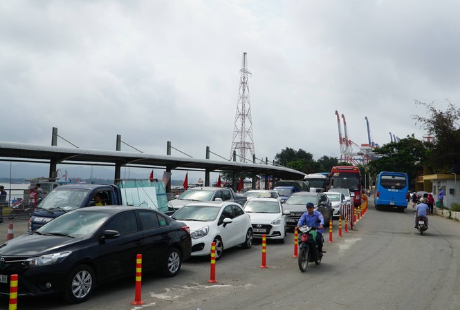 Quay đầu vé bán cho khách, hàng loạt cán bộ bến phà tuyến đảo Cát Bà bị bắt giữ Quay đầu vé bán cho khách, hàng loạt cán bộ bến phà tuyến đảo Cát Bà bị bắt giữ