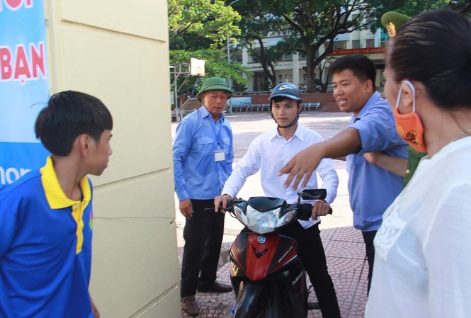 Quảng Ninh: Tới nhầm điểm thi vì ôn bài khuya quá Quảng Ninh: Tới nhầm điểm thi vì ôn bài khuya quá