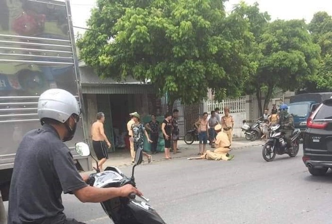 Rợn người cảnh CSGT Hải Phòng bị xe vi phạm húc văng trên đường Hiện trường vụ việc