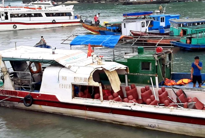Tàu cao tốc chở 46 du khách bị tàu cá đâm ở Vân Đồn Tàu cao tốc chở khách bị tung mất nóc sau cú va chạm với tàu đánh cá.