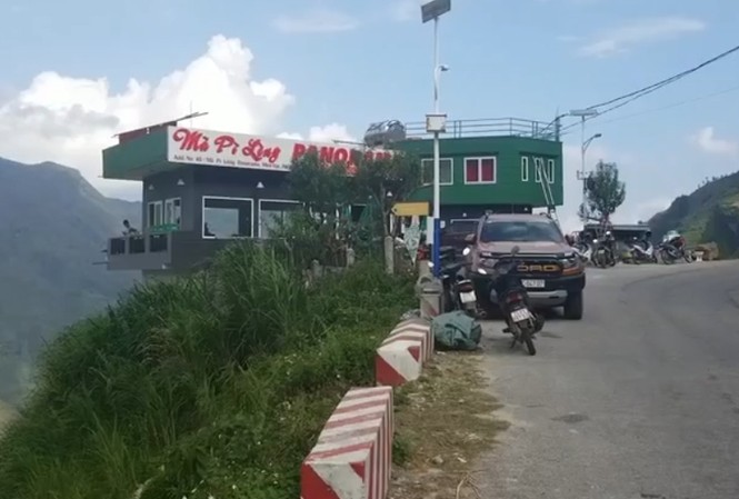 Công trình 'chui' Panorama Mã Pì Lèng sắp bị tháo dỡ bất ngờ được sơn màu xanh Công trình 'chui' Panorama Mã Pì Lèng sắp bị tháo dỡ bất ngờ được sơn màu xanh