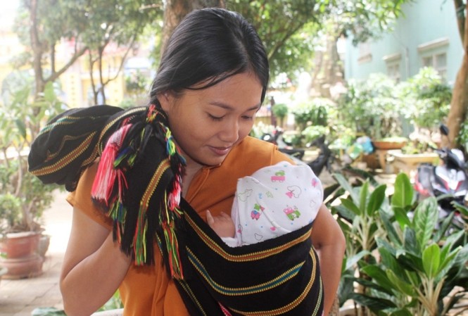 Gia Lai: Thí sinh 19 tuổi địu con trai đi thi Siu H’Đanil và con trai 3 tháng tuổi