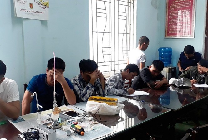 8 thanh niên thuê nhà nghỉ để chơi ma túy đá Nhóm thanh niên tại cơ quan công an