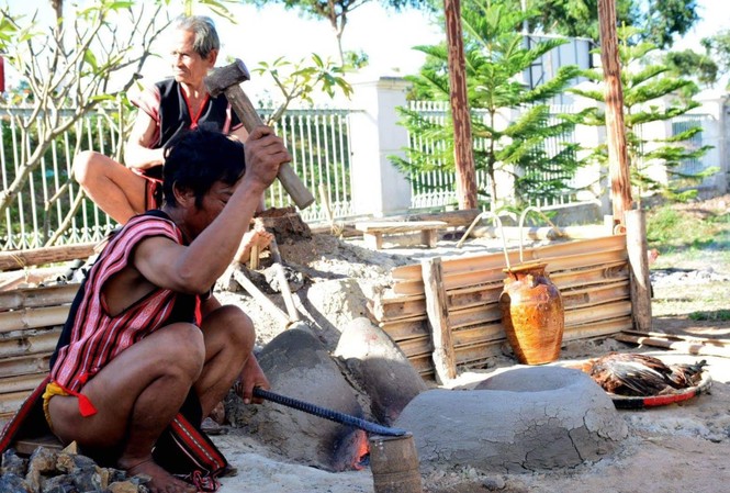 Sắc màu văn hoá các dân tộc rực rỡ bên sông Đắk Bla Các nghệ nhân trình diễn cách chế tác những công cụ sản xuất