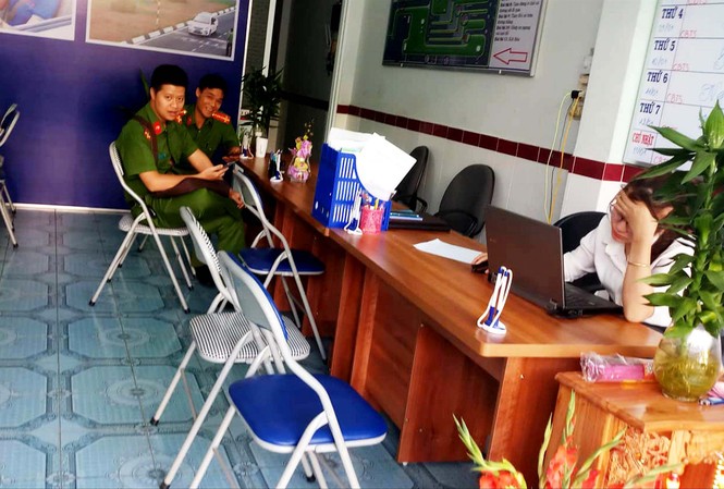Văn phòng đào tạo lái xe “bao đậu 100%” nếu nộp thêm 3 triệu đồng Lực lượng cơ quan cảnh sát điều tra vào làm việc tại Văn phòng đào tạo lái xe có địa chỉ tại thành phố Pleiku