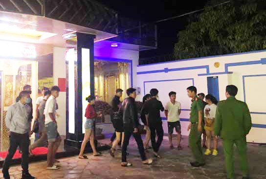 Công an ập vào quán karaoke 'tóm' 7 đối tượng phê ma tuý Lực lượng Công an thành phố Pleiku làm nhiệm vụ tại hiện trường