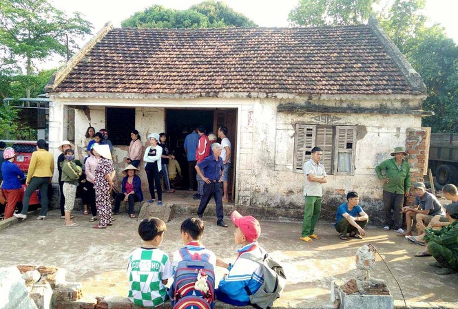2 học sinh bị đuối nước khi tắm ở hồ tưới cà phê Người dân đến chia buồn cùng gia đình các em học sinh bị đuối nước