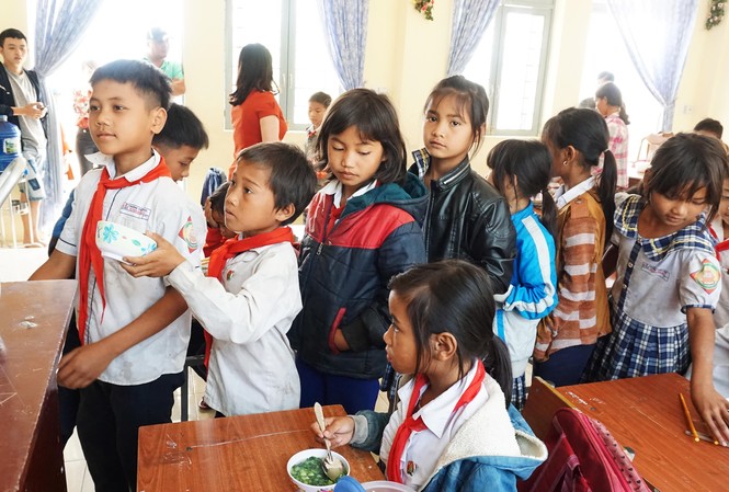Bếp ăn dã chiến và tấm lòng thầy cô vùng sâu mong níu chân học trò Các em học sinh xếp hàng nhận phần cơm của mình