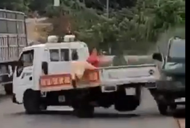 Khen thưởng người quay clip vụ lái xe 12 chỗ tông văng CSGT Ảnh cắt từ clip anh Kha quay lại vụ việc