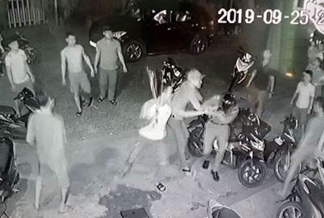 Nổ súng ngăn hỗn chiến, 3 công an bị đánh hội đồng dã man: Khởi tố 2 đối tượng Tiền Phong Hình ảnh trích xuất từ camera ghi lại vụ việc. Ảnh Công an tỉnh Kon Tum