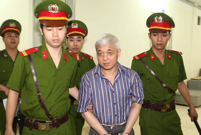 Hoãn xét xử bầu Kiên, do bị cáo Trần Xuân Giá ốm nặng Dẫn giải bị cáo Nguyễn Đức Kiên đến tòa. Ảnh: TTXVN