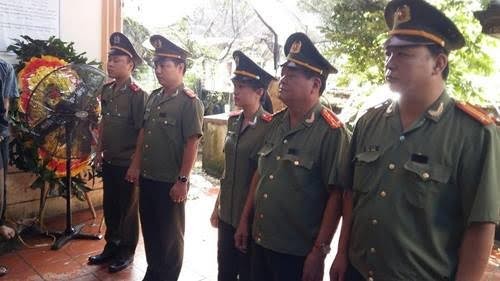 Công an xã bị đánh tử vong khi làm nhiệm vụ Lãnh đạo Công an địa phương đến chia buồn cùng gia đình. Ảnh: BNTC