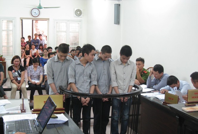 Ép người khác chết đuối, lĩnh án tội giết người Các bị cáo trong phiên xử. Ảnh: BH