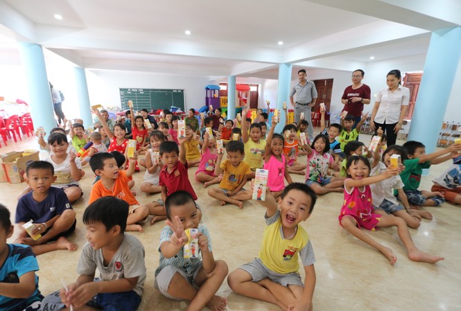Báo chí thường trú Khánh Hòa tặng quà trẻ em cơ nhỡ, người già neo đơn Báo chí thường trú Khánh Hòa tặng quà trẻ em cơ nhỡ, người già neo đơn