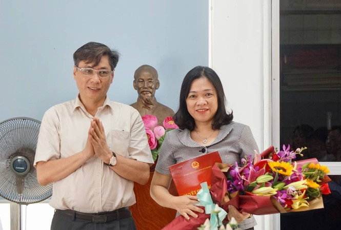 Phó Trưởng ban Tổ chức Tỉnh ủy Khánh Hòa làm Giám đốc Sở Nội vụ Ông Lê Đức Vinh trao quyết định bổ nhiệm và tặng hoa chúc mừng bà Trần Thu Mai (bên phải ảnh). Ảnh: Báo Khánh Hòa.