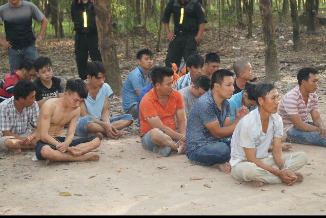 Phá trường gà trong vườn cao su, bắt giữ 39 đối tượng Các con bạc bị bắt giữ