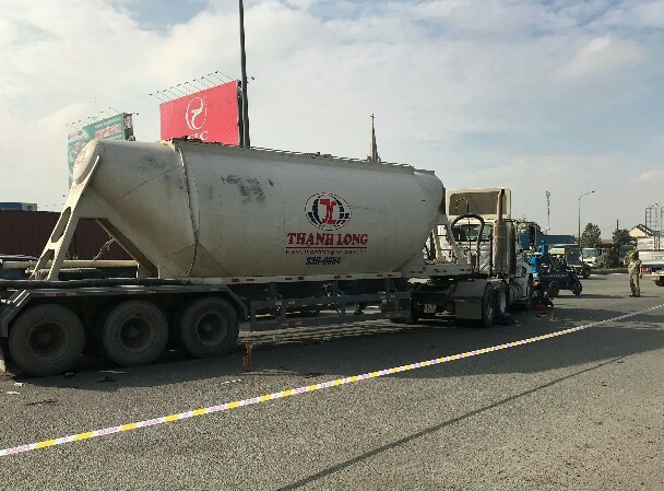 Chồng tử vong, vợ nguy kịch khi bị xe bồn kéo lê trên quốc lộ Hiện trường vụ tai nạn