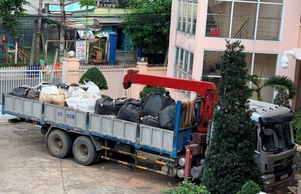 Bình Dương: Bắt giữ 2 xe tải chở chất thải nguy hại Bình Dương: Bắt giữ 2 xe tải chở chất thải nguy hại