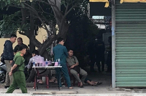 Kinh hãi phát hiện đôi vợ chồng tử vong trong phòng trọ khóa trái cửa Dãy nhà trọ nơi xảy ra vụ việc