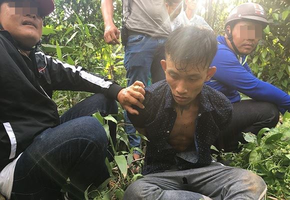 'Hiệp sĩ' Bình Dương truy bắt trộm trong nghĩa địa Đội "hiệp sĩ" bắt giữ đối tượng (giữa)