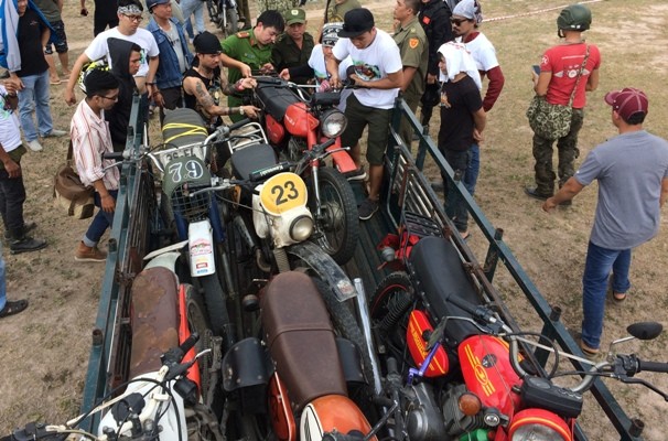 Lén tổ chức đua xe ngày nghỉ lễ bị công an phát hiện bắt giữ Lén tổ chức đua xe ngày nghỉ lễ bị công an phát hiện bắt giữ
