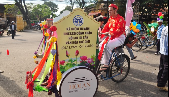 Tôn vinh “Du khách đạp xe xích lô thành thạo nhất” Tôn vinh “Du khách đạp xe xích lô thành thạo nhất”