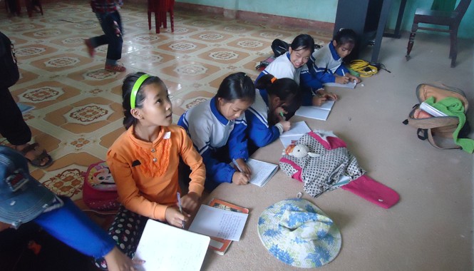 Oái ăm, trường đạt chuẩn quốc gia dù lấy bục giảng làm bàn Học sinh trường Tiểu học số 1 An Ninh lăn lê trên nền lớp, dùng bục giảng làm bàn học.