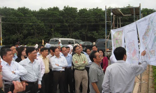 ĐBQH khảo sát dự án sân bay Long Thành Đoàn công tác của Quốc hội khảo sát thực tế tại vị trí dự kiến thực hiện dự án sân bay Long Thành. Ảnh: Người lao động
