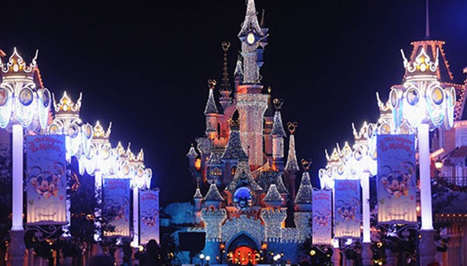 Paris by night lả lơi đón chào năm mới Khu vui chơi Disneyland tại thủ đô Paris của Pháp trông như một vương quốc cổ tích.