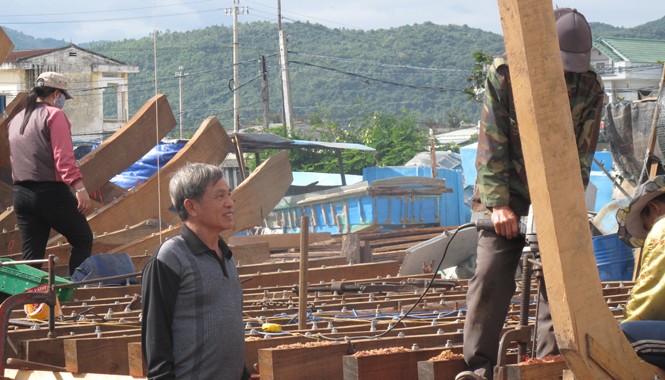 Ngư dân vay đóng tàu bị chậm lỗi tại ai? Ngư dân Nguyễn Sáu, thôn Thạnh Bình 1, xã Phổ Thạnh, huyện Sa Huỳnh (Quảng Ngãi) đang hoàn thiện thủ tục cuối cùng đợi phê duyệt thiết kế, dự toán tàu, kiêng đóng tàu 2 năm đã đóng trước tàu để kịp hoàn thiện Tết âm lịch. Ảnh: NQ.