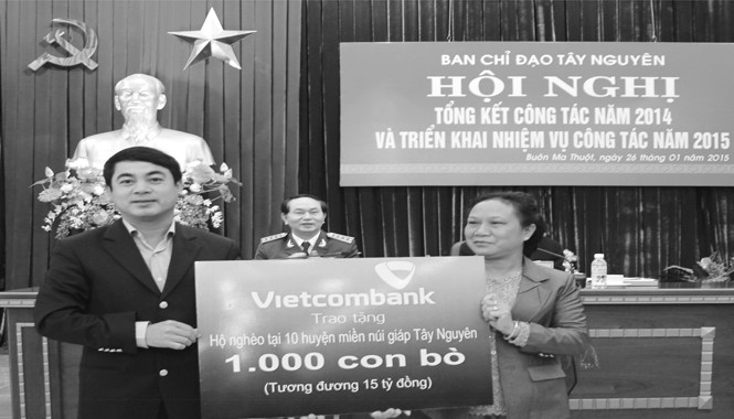 Vietcombank tặng 1.000 con bò cho Tây Nguyên Ông Nghiêm Xuân Thành - Chủ tịch HĐQT Vietcombank trao tặng hộ nghèo tại 10 huyện miền núi giáp Tây Nguyên 1.000 con bò.