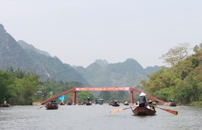 Chủ đò vòi vĩnh hành khách tại Chùa Hương Ảnh minh họa