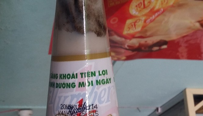 Sản phẩm của Tân Hiệp Phát lại bị kêu vón cục Một trong số những chai được ông Huy chụp ảnh gửi đến Hội bảo vệ người tiêu dùng huyện Cái Nước (Cà Mau) vì thấy có vật lạ bên trong.
