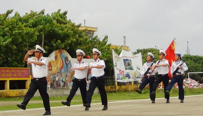 Hải quân Việt Nam ra quân huấn luyện Luyện tập đội ngũ ở đảo Trường Sa lớn. Ảnh: TC.